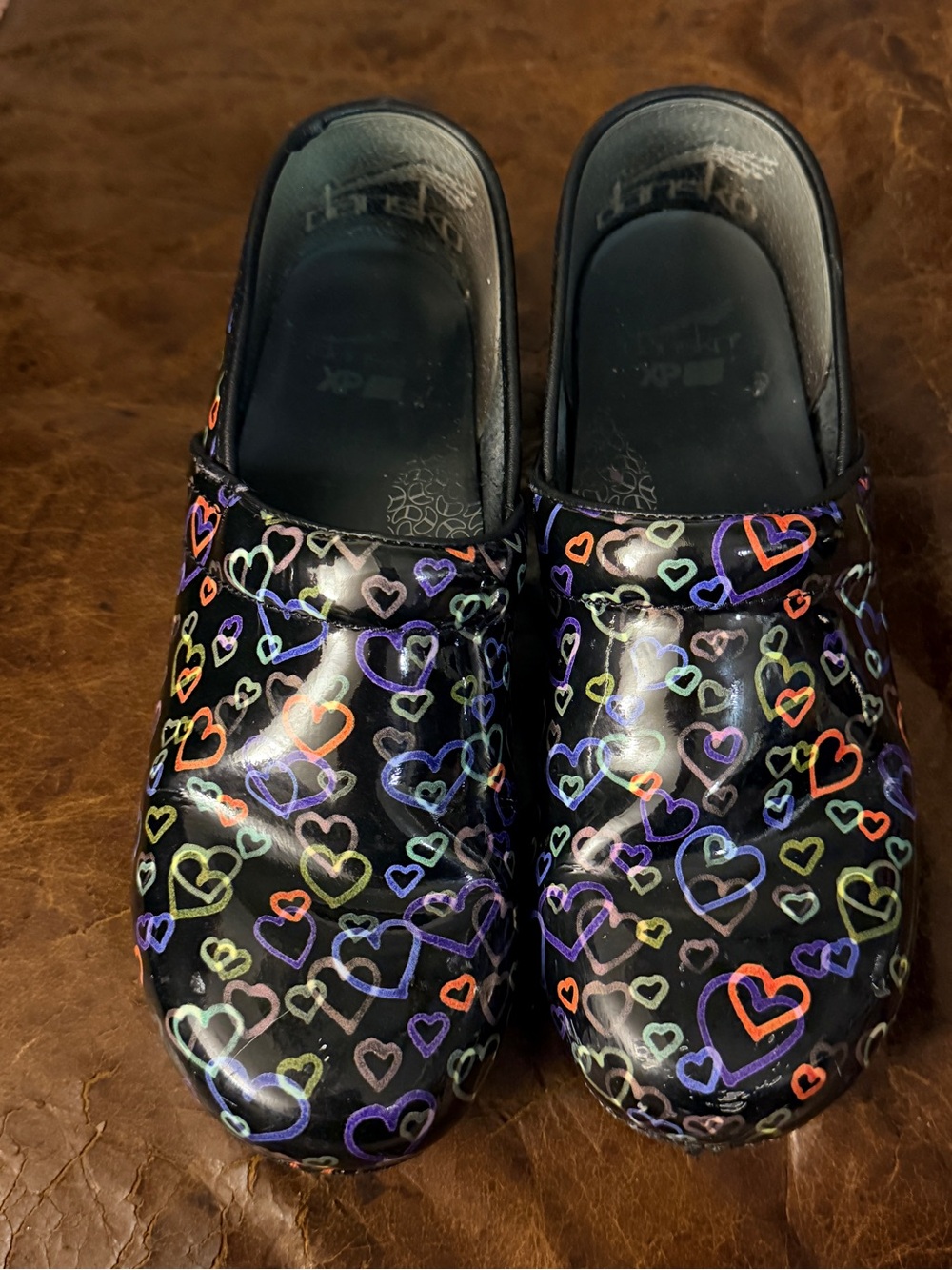 Dansko XP 2.0 Floating Hearts Patent Leather Clogs Size 40 (US 9.5-10)